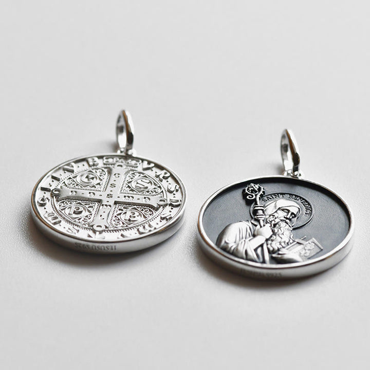 Christianartworkshop Collana con medaglia raffigurante il ritratto di San Benedetto in altorilievo: segno di divina fortificazione. - image 3