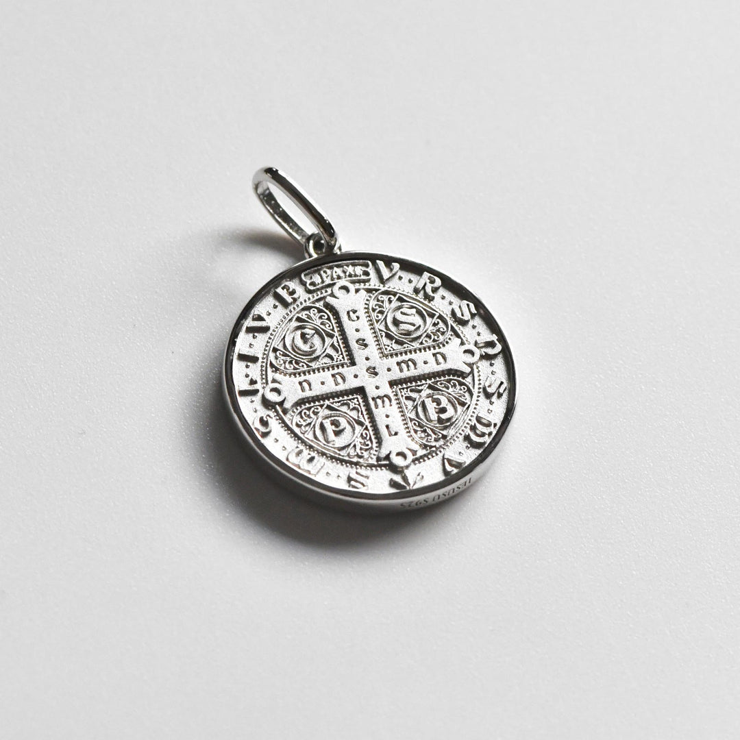 Christianartworkshop Collana con medaglia raffigurante il ritratto di San Benedetto in altorilievo: segno di divina fortificazione. - image 5