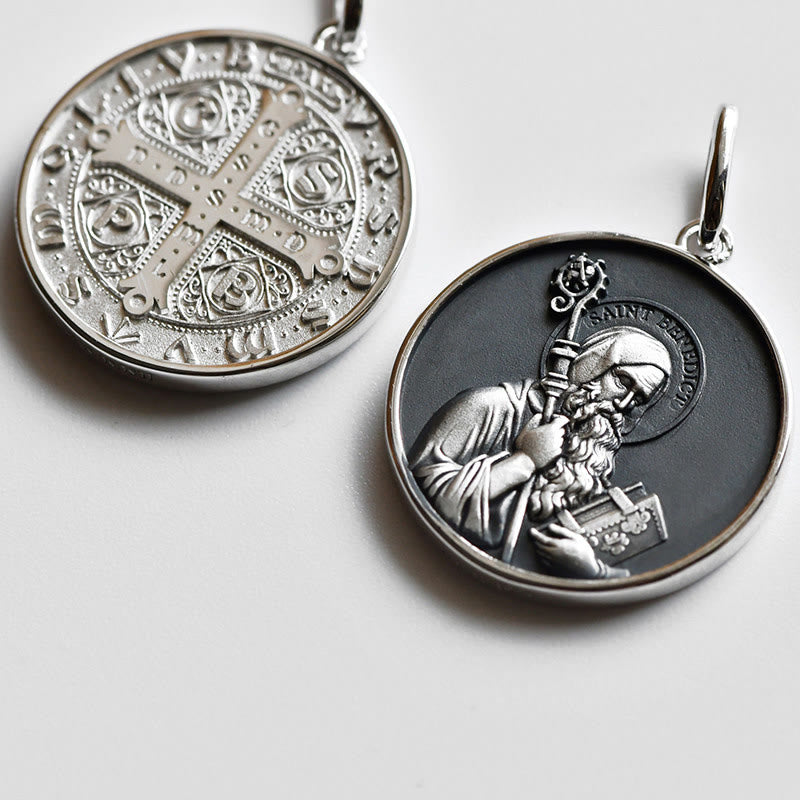 Christianartworkshop Collana con medaglia raffigurante il ritratto di San Benedetto in altorilievo: segno di divina fortificazione. - image 1