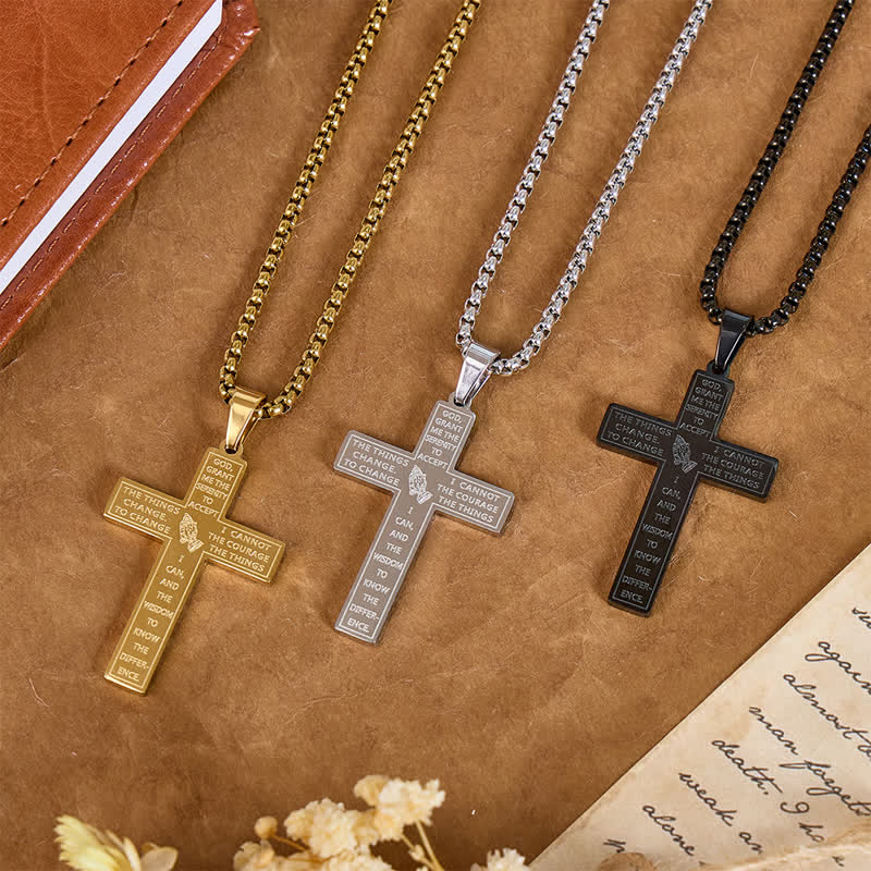 Christianartworkshop Collana con croce della preghiera della serenità e mani in preghiera incise: simbolo di protezione divina - image 0