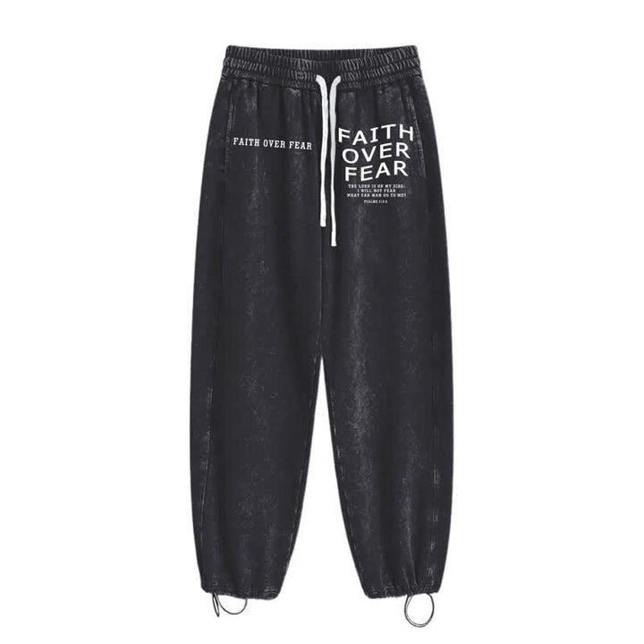 Christianartworkshop Pantaloni della tuta lavati con la scritta "La fede vince la paura". - image 10