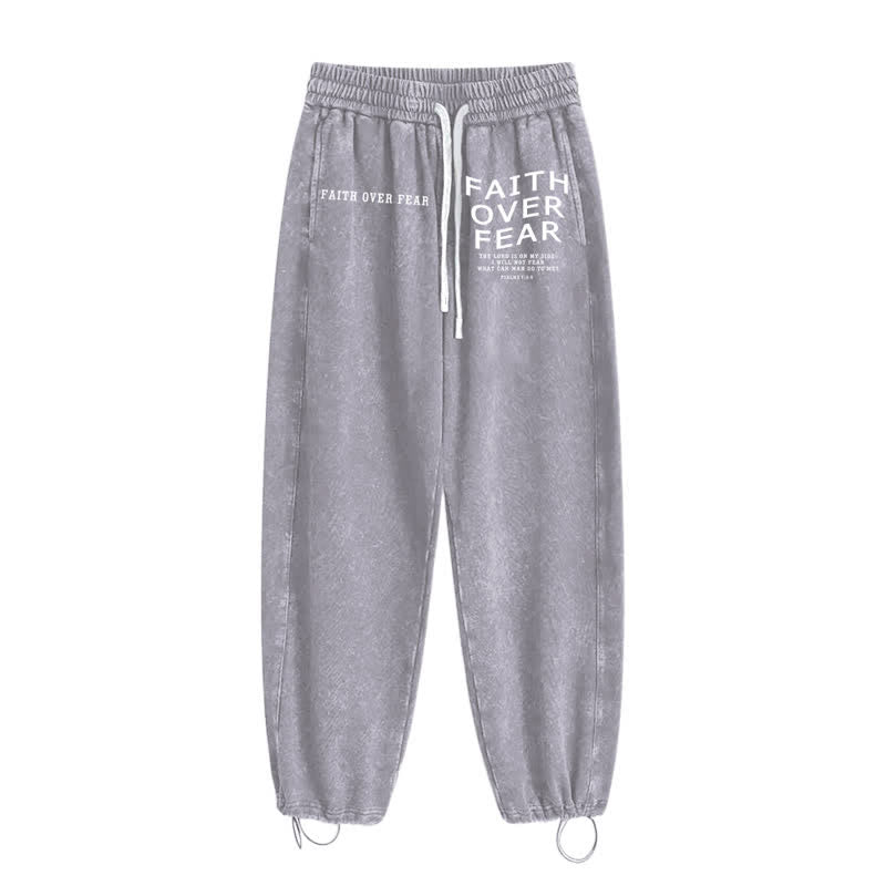Christianartworkshop Pantaloni della tuta lavati con la scritta "La fede vince la paura". - image 18