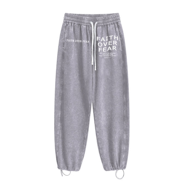 Christianartworkshop Pantaloni della tuta lavati con la scritta "La fede vince la paura". - image 18
