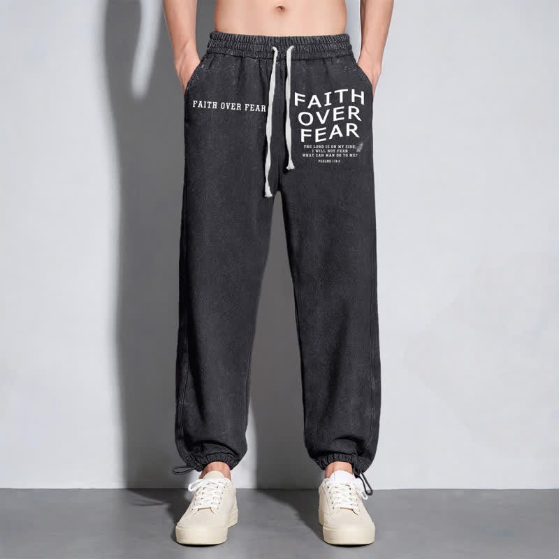 Christianartworkshop Pantaloni della tuta lavati con la scritta "La fede vince la paura". - image 14