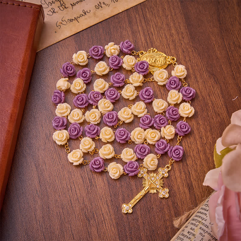 Christianartworkshop Rosario con perline color crema e viola a forma di rosa, Madonna e crocifisso gioiello: emblema della dolce grazia celeste. - Rosario con perline bicolore color rosa - image 0