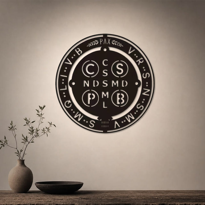 Christianartworkshop - Decorazione circolare in metallo stile medaglia classica di San Benedetto: un simbolo senza tempo di protezione spirituale - image 2