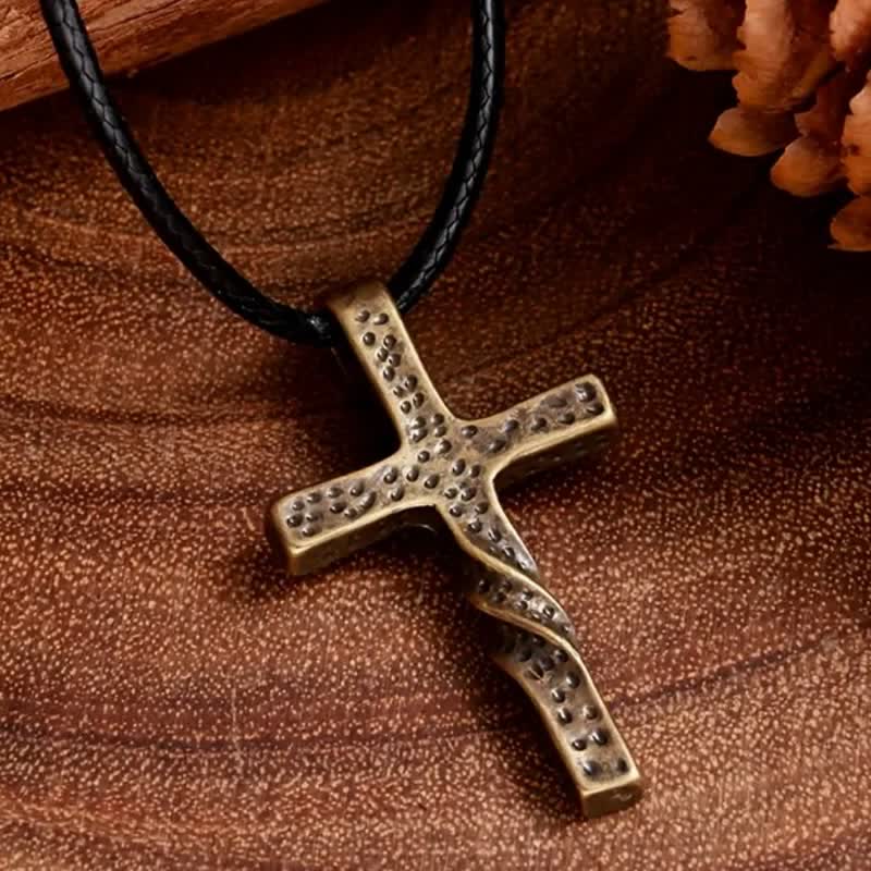 Christianartworkshop Collana con croce in lega intrecciata e dalla texture artigianale: portatrice di una serena benedizione celeste. - image 3