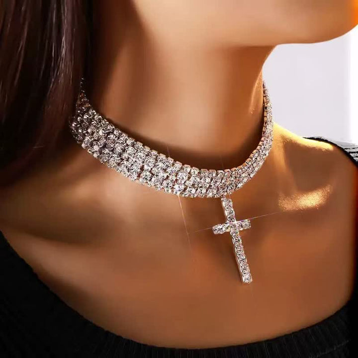 Christianartworkshop Collana girocollo con croce e strass scintillanti: simbolo di infallibile grazia divina - image 1