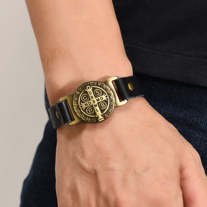 Christianartworkshop Bracciale robusto in pelle bovina con medaglione di San Benedetto: segno di cura incrollabile - image 0