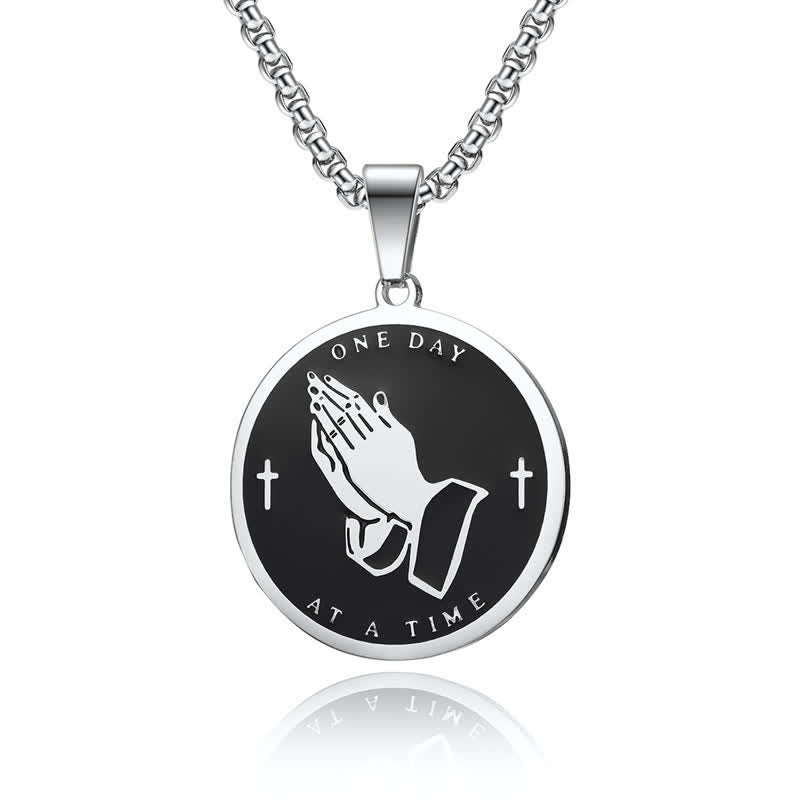 Christianartworkshop Collana con ciondolo a doppia faccia raffigurante le mani in preghiera della serenità: simbolo di una calma divina duratura. - Argento - image 4