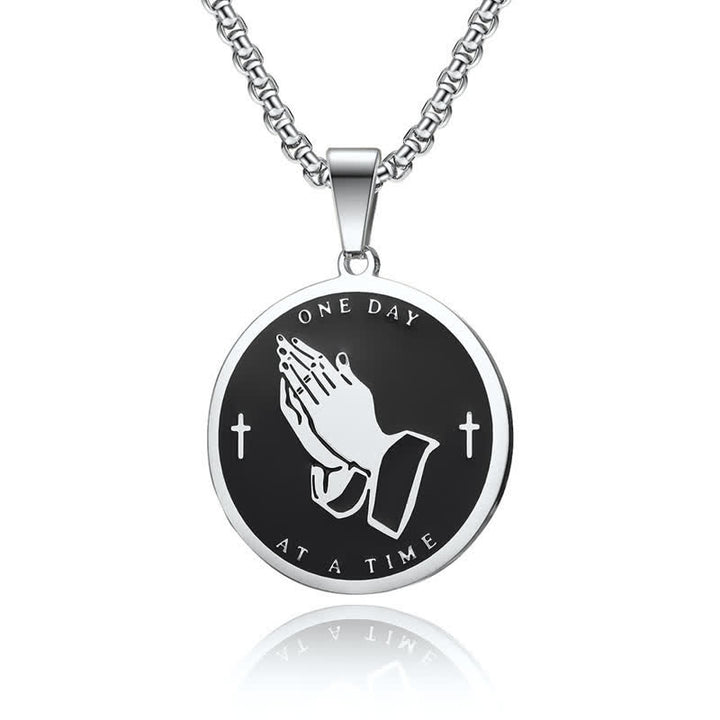Christianartworkshop Collana con ciondolo a doppia faccia raffigurante le mani in preghiera della serenità: simbolo di una calma divina duratura. - Argento - image 4