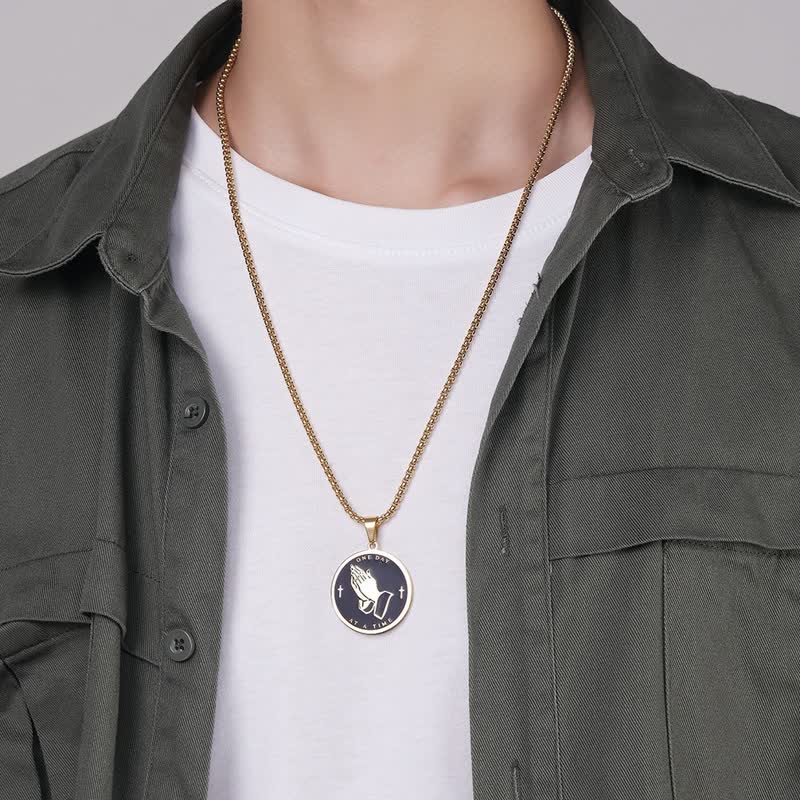 Christianartworkshop Collana con ciondolo a doppia faccia raffigurante le mani in preghiera della serenità: simbolo di una calma divina duratura. - image 1