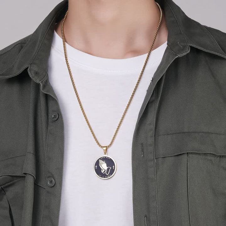 Christianartworkshop Collana con ciondolo a doppia faccia raffigurante le mani in preghiera della serenità: simbolo di una calma divina duratura. - image 1