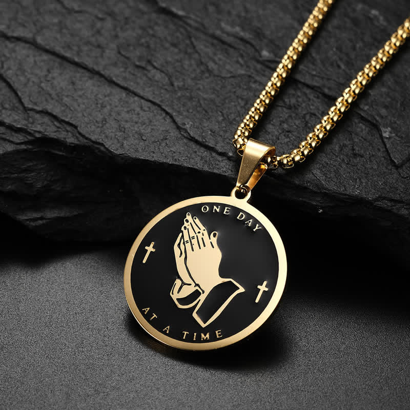 Christianartworkshop Collana con ciondolo a doppia faccia raffigurante le mani in preghiera della serenità: simbolo di una calma divina duratura. - D'oro - image 0