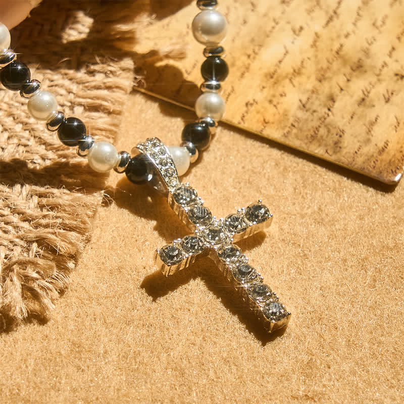 Christianartworkshop Collana con croce di perle scintillanti e lucide: segno di una costante guida celeste. - image 5