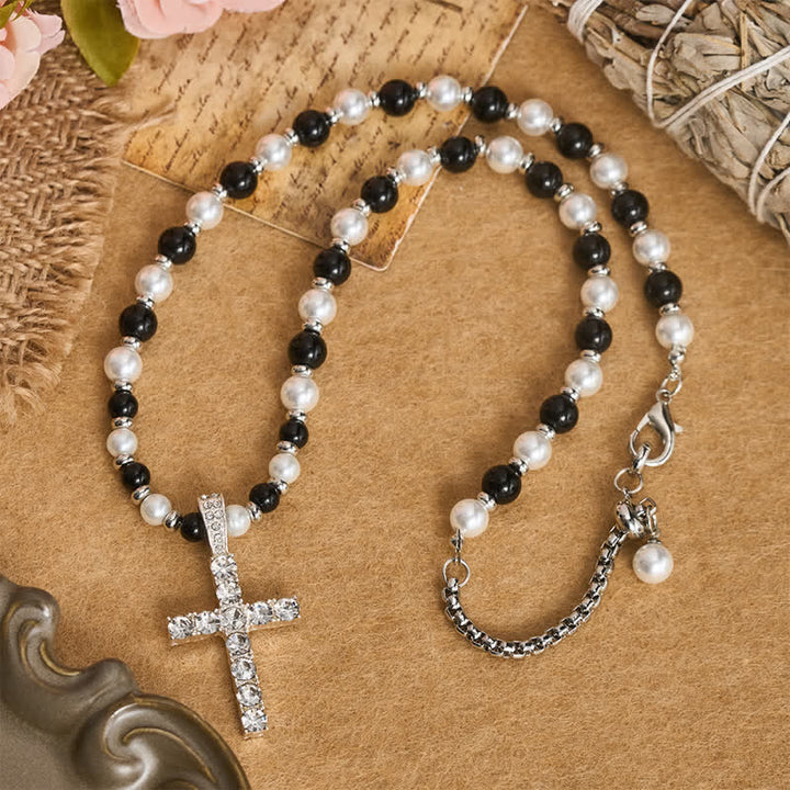 Christianartworkshop Collana con croce di perle scintillanti e lucide: segno di una costante guida celeste. - image 1