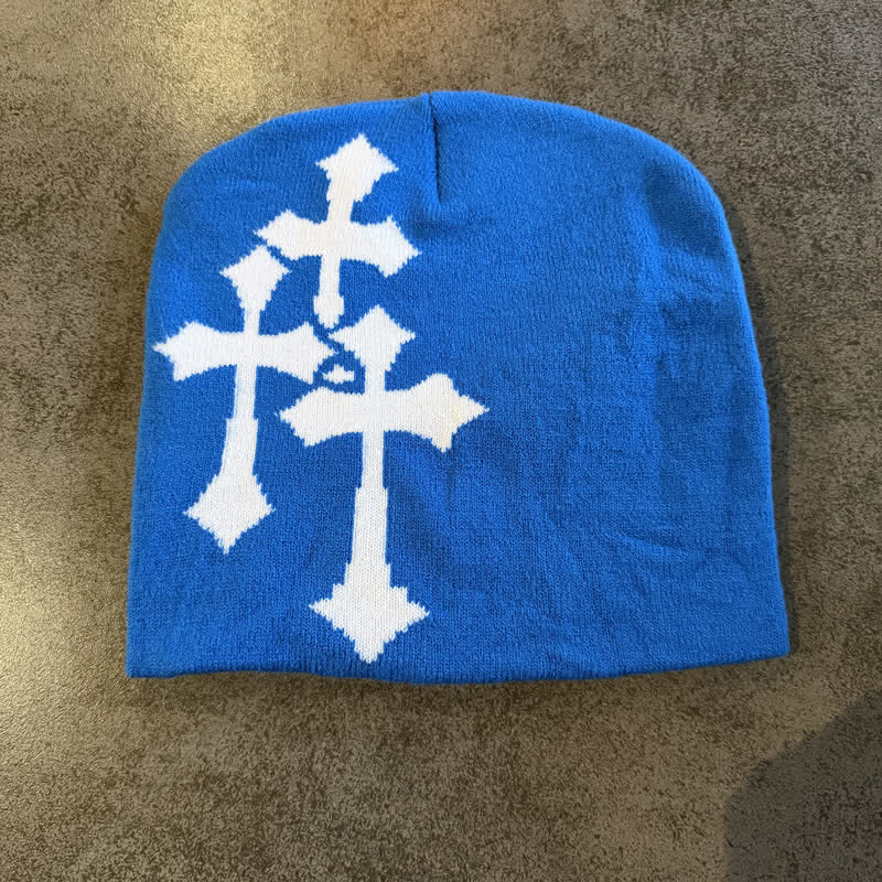 Christianartworkshop Berretto in maglia jacquard Triple Cross: emblema di una grazia celeste senza tempo. - Blu con croce bianca - image 13