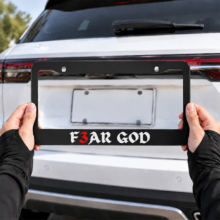 Christianartworkshop Telaio sottile in metallo per auto con la scritta audace "F3AR GOD": segno di eterna maestà divina. - image 3