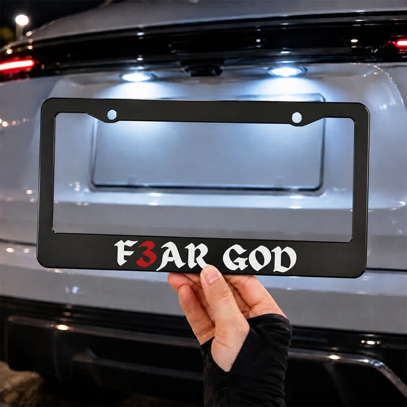 Christianartworkshop Telaio sottile in metallo per auto con la scritta audace "F3AR GOD": segno di eterna maestà divina. - image 4