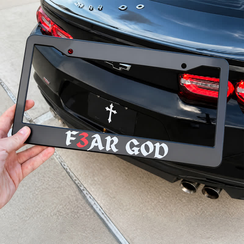 Christianartworkshop Telaio sottile in metallo per auto con la scritta audace "F3AR GOD": segno di eterna maestà divina. - image 1