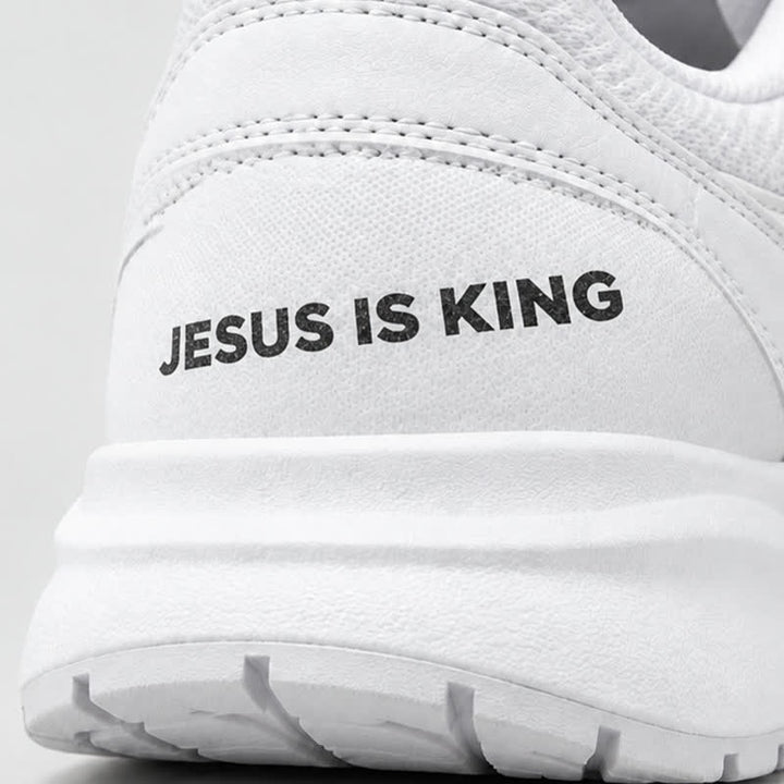 Christianartworkshop Adesivo in plastica per scarpe con la scritta "Jesus Is King" in grassetto: emblema della sovranità reale celeste. - image 1