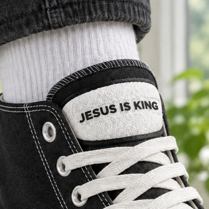 Christianartworkshop Adesivo in plastica per scarpe con la scritta "Jesus Is King" in grassetto: emblema della sovranità reale celeste. - image 3