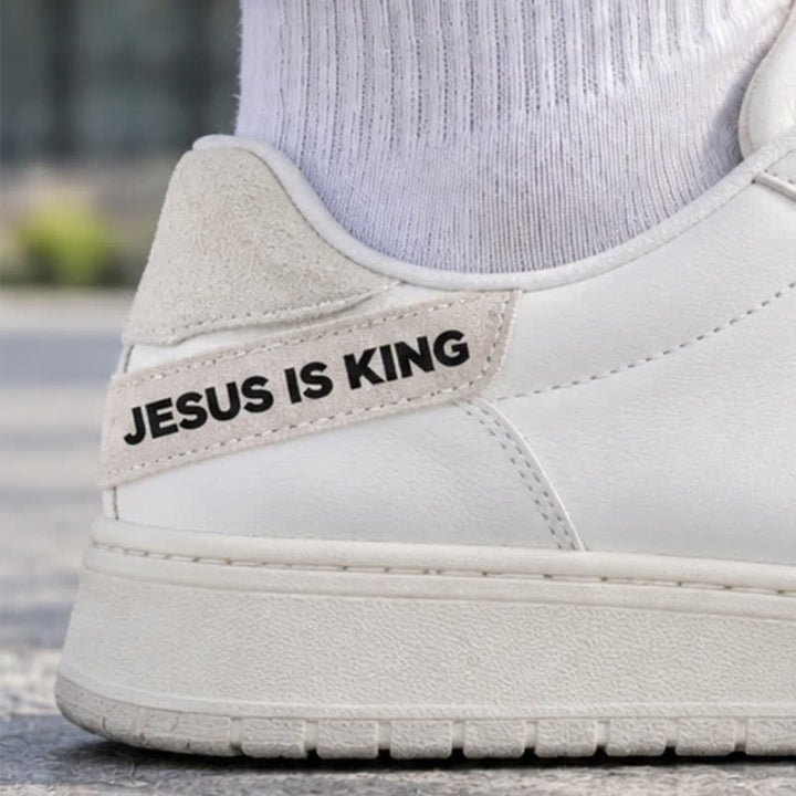 Christianartworkshop Adesivo in plastica per scarpe con la scritta "Jesus Is King" in grassetto: emblema della sovranità reale celeste. - Set da 10 - image 0