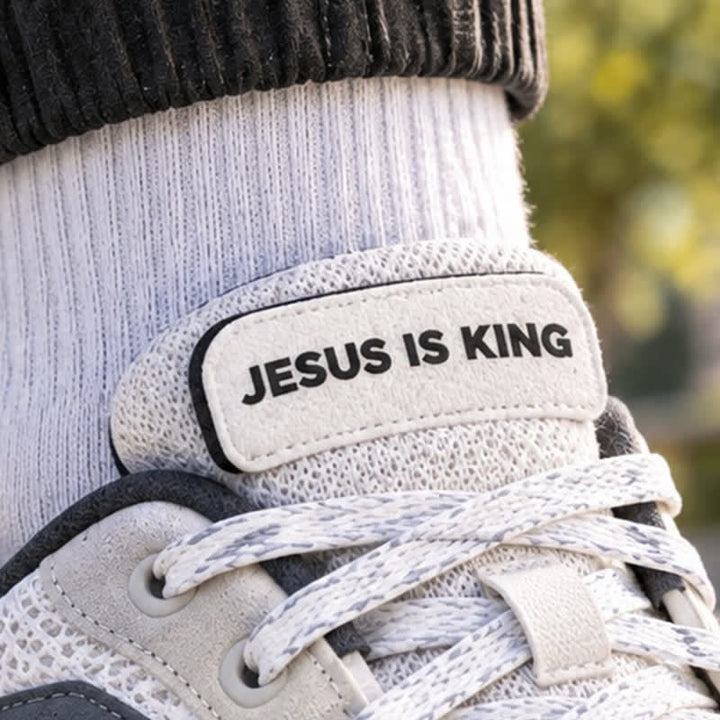 Christianartworkshop Adesivo in plastica per scarpe con la scritta "Jesus Is King" in grassetto: emblema della sovranità reale celeste. - image 2