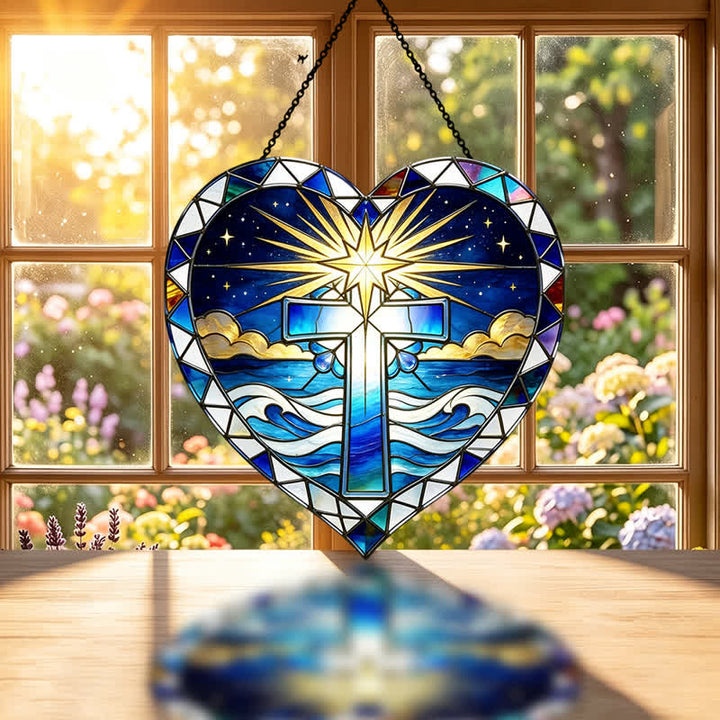 Christianartworkshop Elegante acchiappasole in vetro con contorno a forma di cuore e croce: emblema di calda e sacra grazia. - image 1