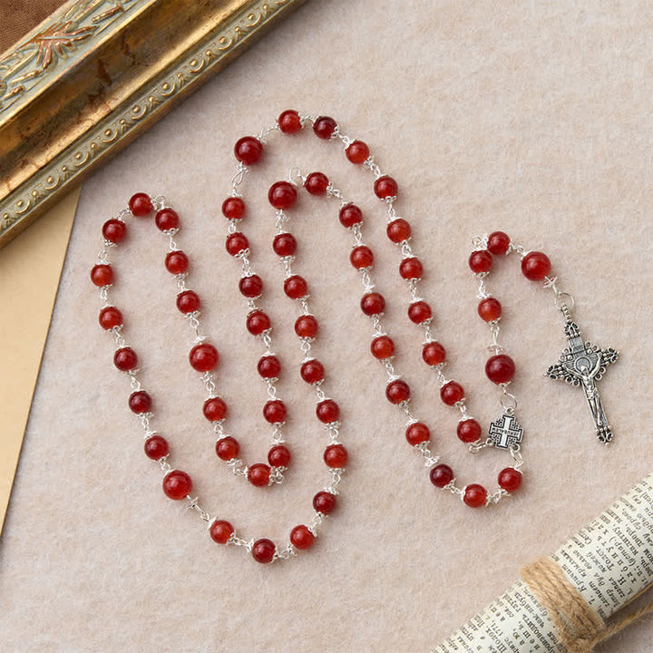Christianartworkshop Rosario con perle di vetro rosse lucide e croce di Gerusalemme: emblema della nobile redenzione celeste. - image 3