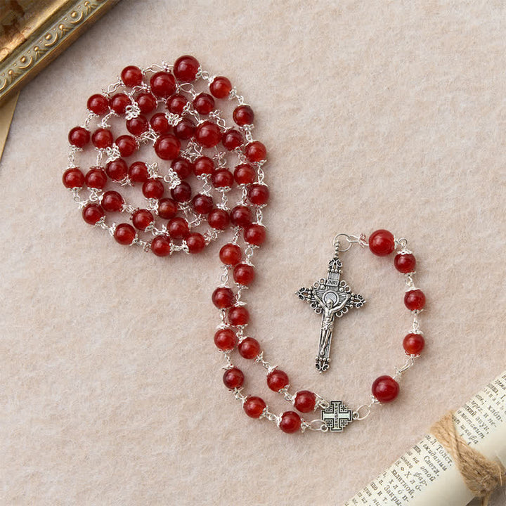 Christianartworkshop Rosario con perle di vetro rosse lucide e croce di Gerusalemme: emblema della nobile redenzione celeste. - image 4