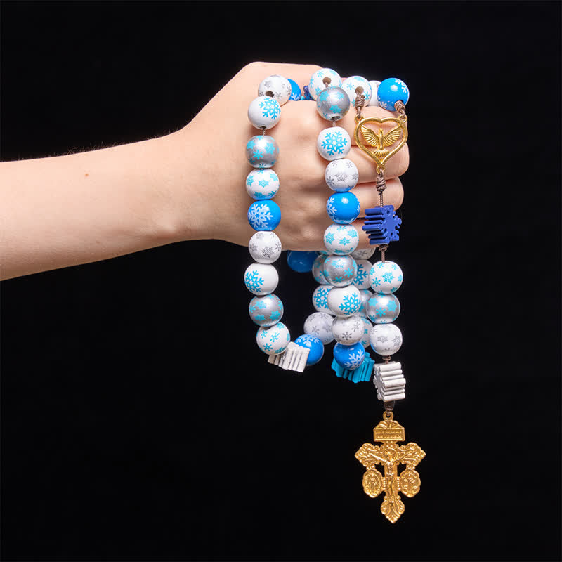 Christianartworkshop Rosario con perline di legno a forma di fiocco di neve e medaglia a forma di cuore dello Spirito Santo: emblema di pura serenità celeste. - image 1