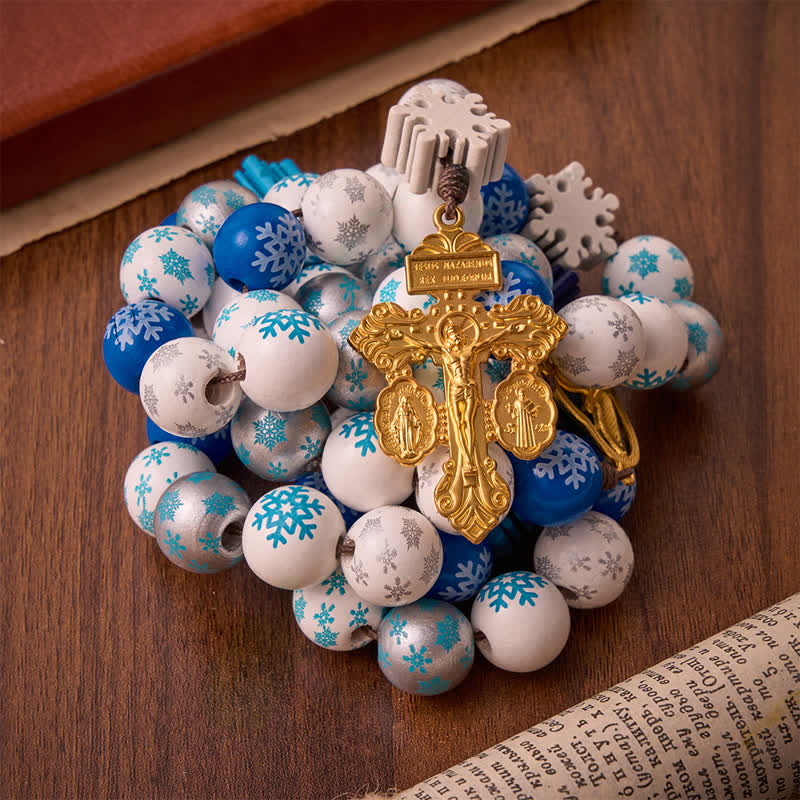 Christianartworkshop Rosario con perline di legno a forma di fiocco di neve e medaglia a forma di cuore dello Spirito Santo: emblema di pura serenità celeste. - image 3