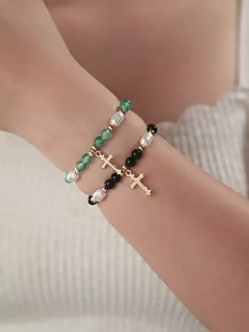 Christianartworkshop Duo di braccialetti impilabili con croce e perline: un simbolo di fede incrollabile e bellezza versatile.